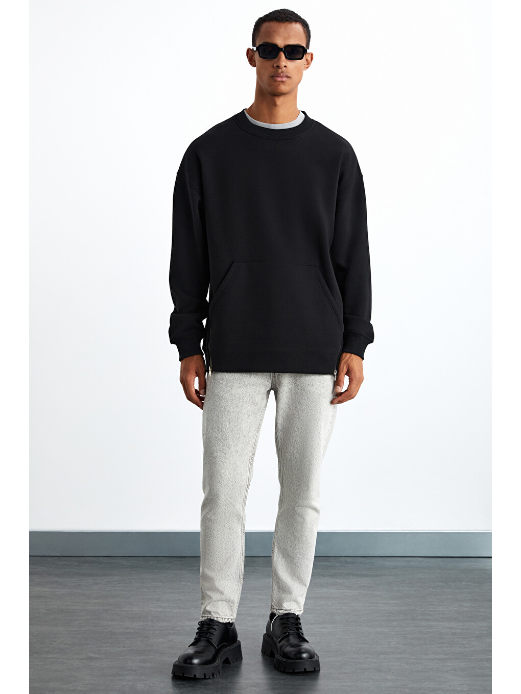 Santıagos Erkek Kangruru Cepli Fermuar Detaylı Arkası Yazı Baskılı Siyah Sweatshirt-1