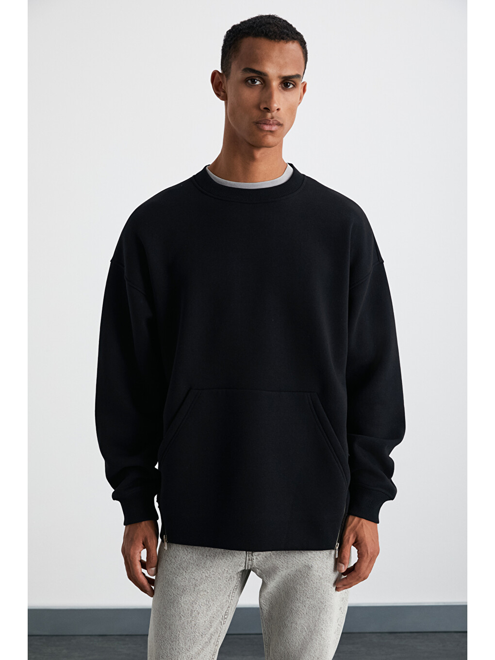 Santıagos Erkek Kangruru Cepli Fermuar Detaylı Arkası Yazı Baskılı Siyah Sweatshirt-2