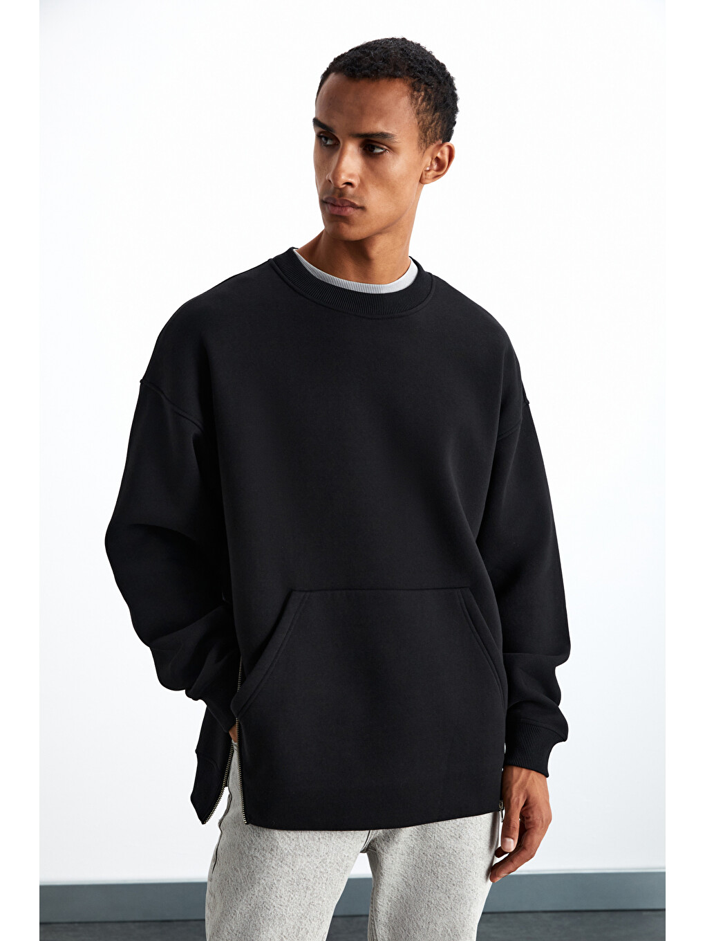 Santıagos Erkek Kangruru Cepli Fermuar Detaylı Arkası Yazı Baskılı Siyah Sweatshirt-3