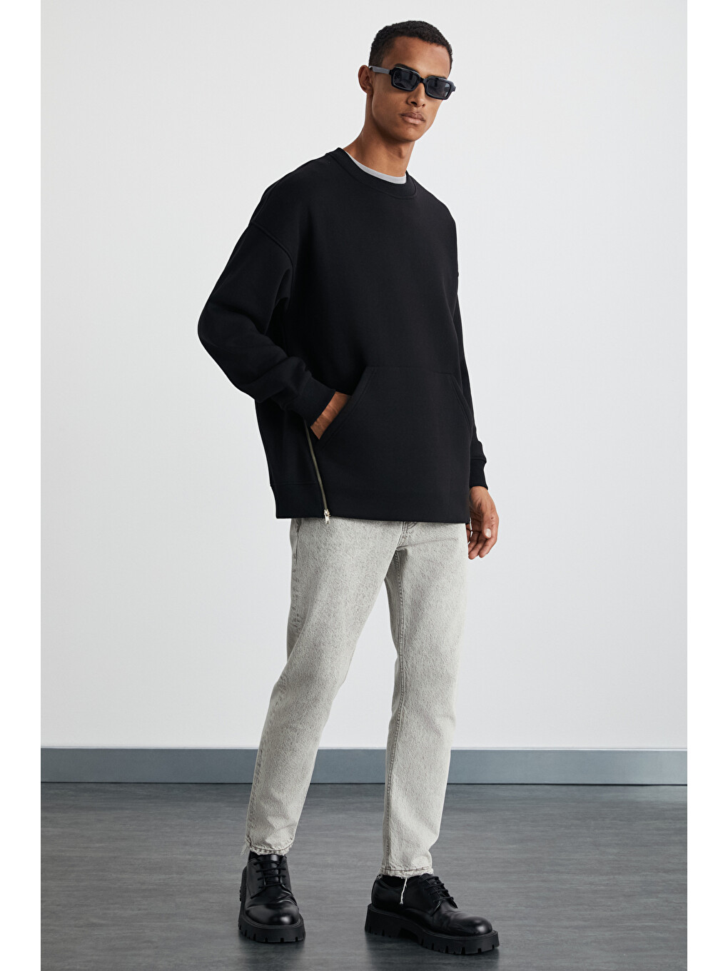 Santıagos Erkek Kangruru Cepli Fermuar Detaylı Arkası Yazı Baskılı Siyah Sweatshirt-4