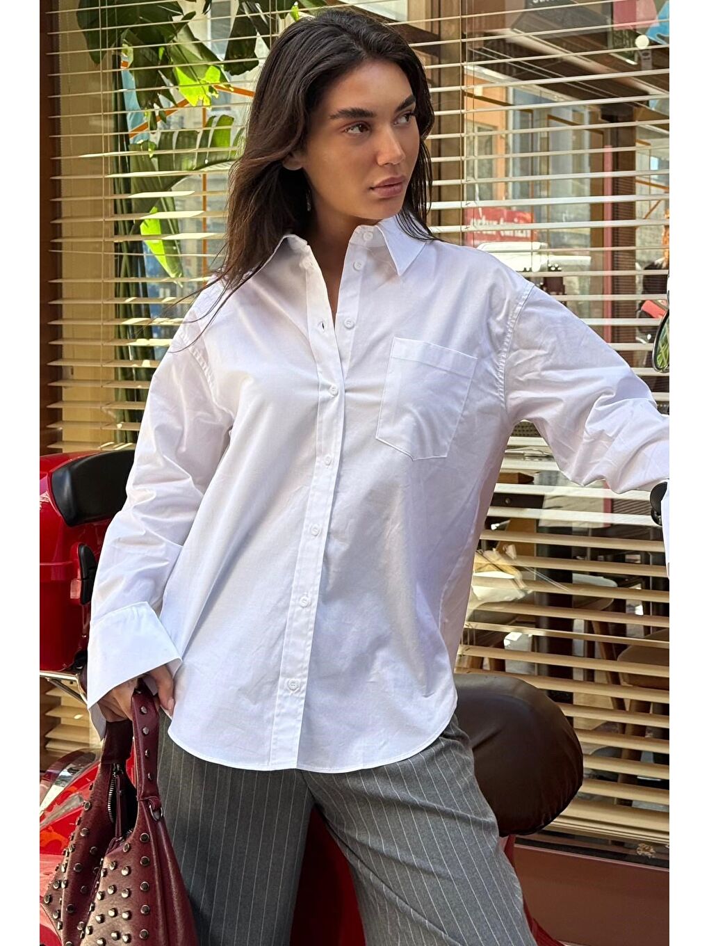 Beyaz Cep Detaylı Basic Kadın Gömlek Mg2737-7