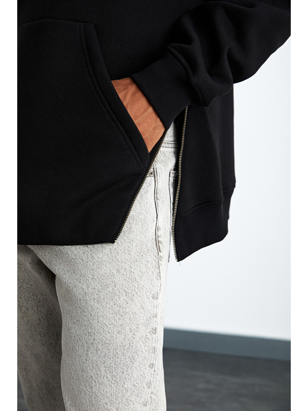 Santıagos Erkek Kangruru Cepli Fermuar Detaylı Arkası Yazı Baskılı Siyah Sweatshirt-5