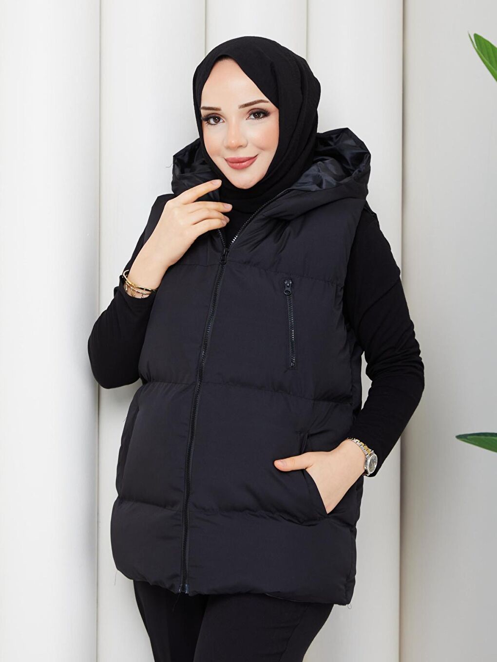 Kadın Fermuarlı Cepli Kapüşonlu Siyah Şişme Yelek