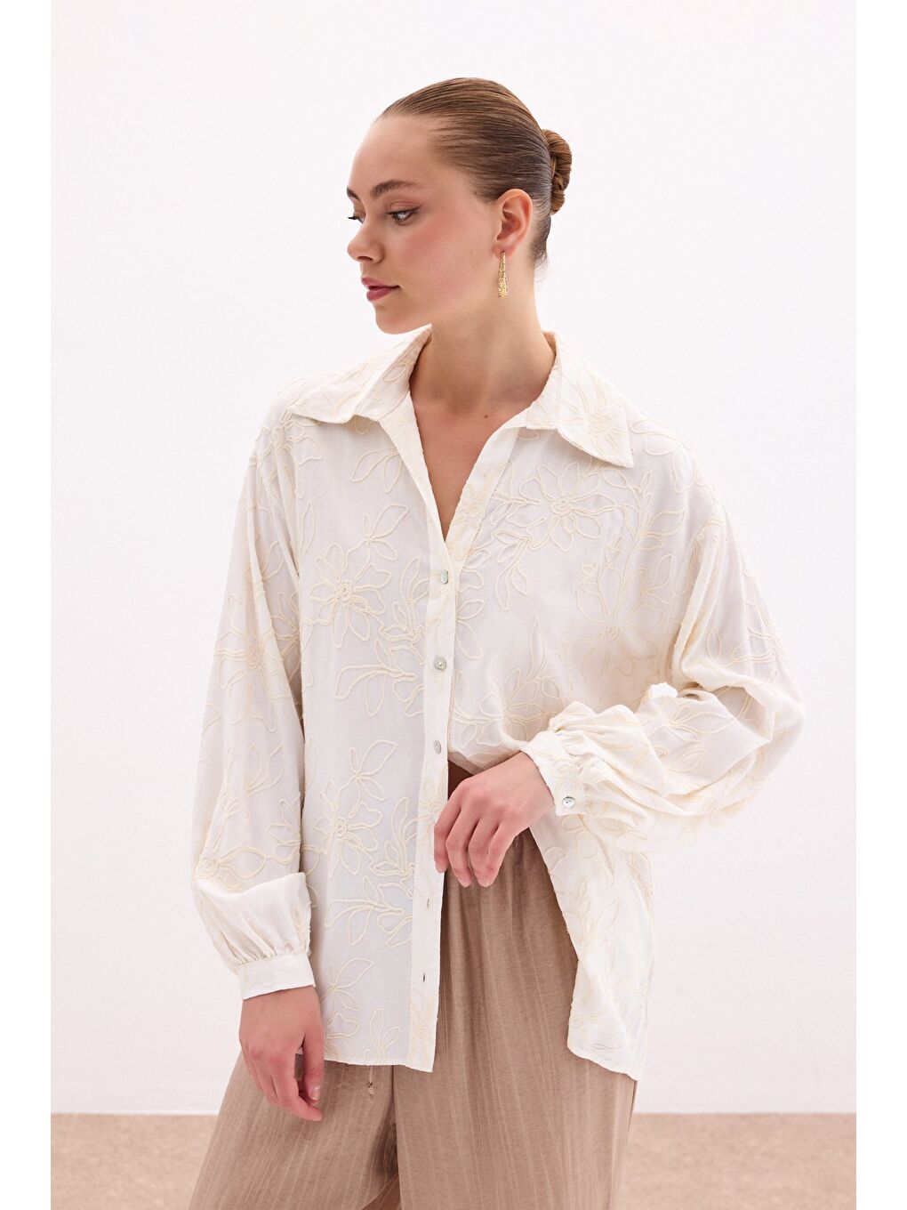 Ekru Çiçek Nakışlı Viskon Gömlek - Krem-1