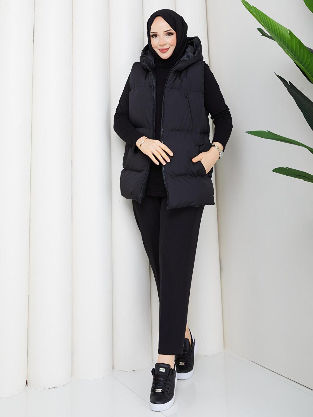 Kadın Fermuarlı Cepli Kapüşonlu Siyah Şişme Yelek-1