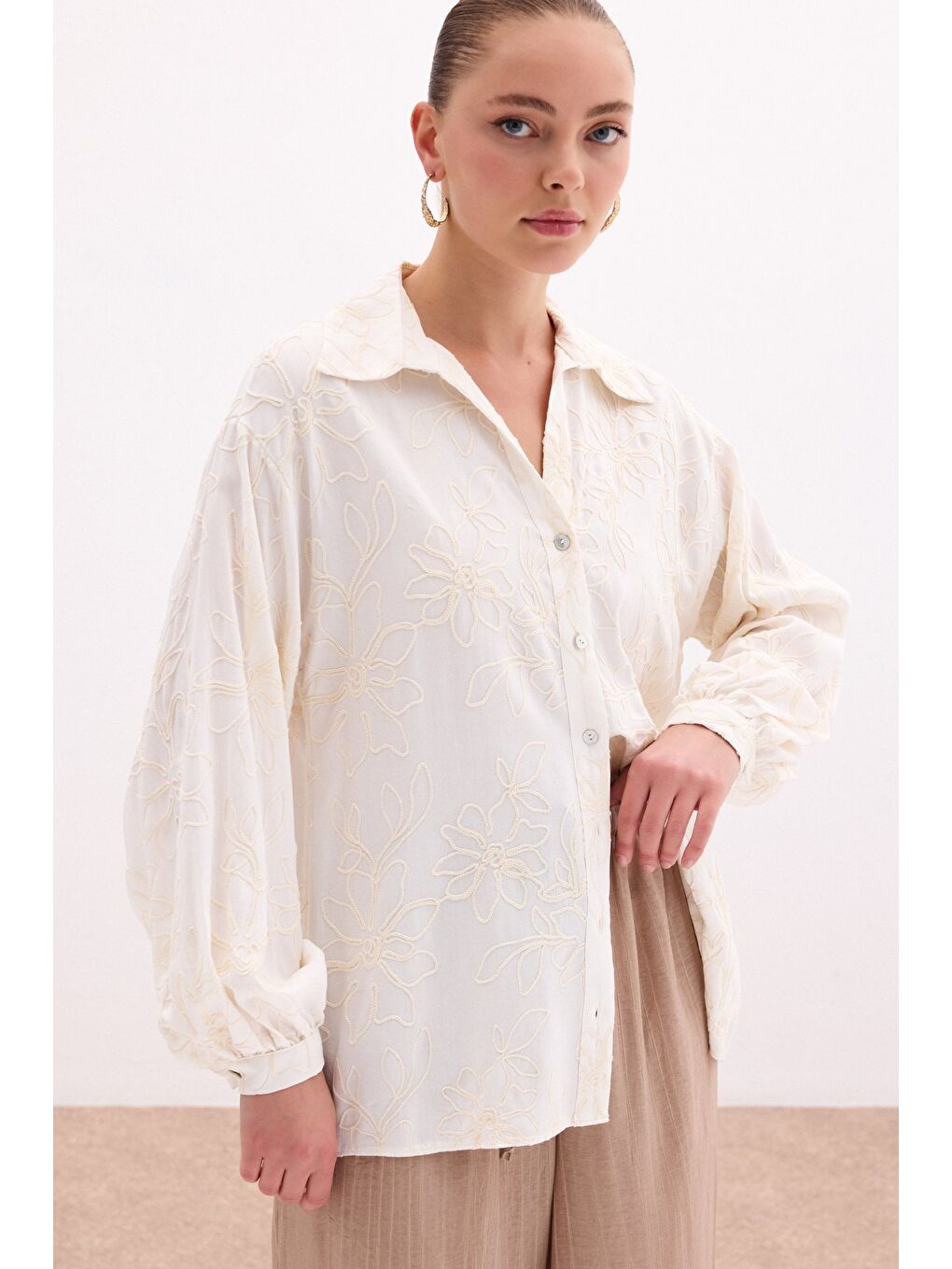 Ekru Çiçek Nakışlı Viskon Gömlek - Krem-3