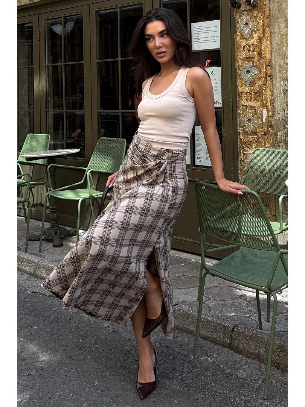 Bej Ekose Desenli Yırtmaç Detaylı Kruvaze Midi Kadın Etek Mg2690