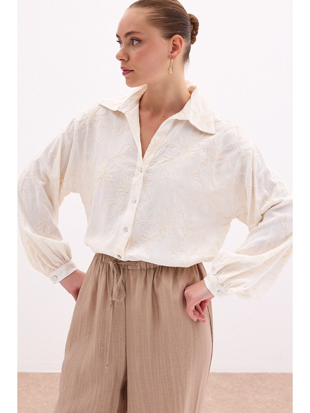 Ekru Çiçek Nakışlı Viskon Gömlek - Krem-4