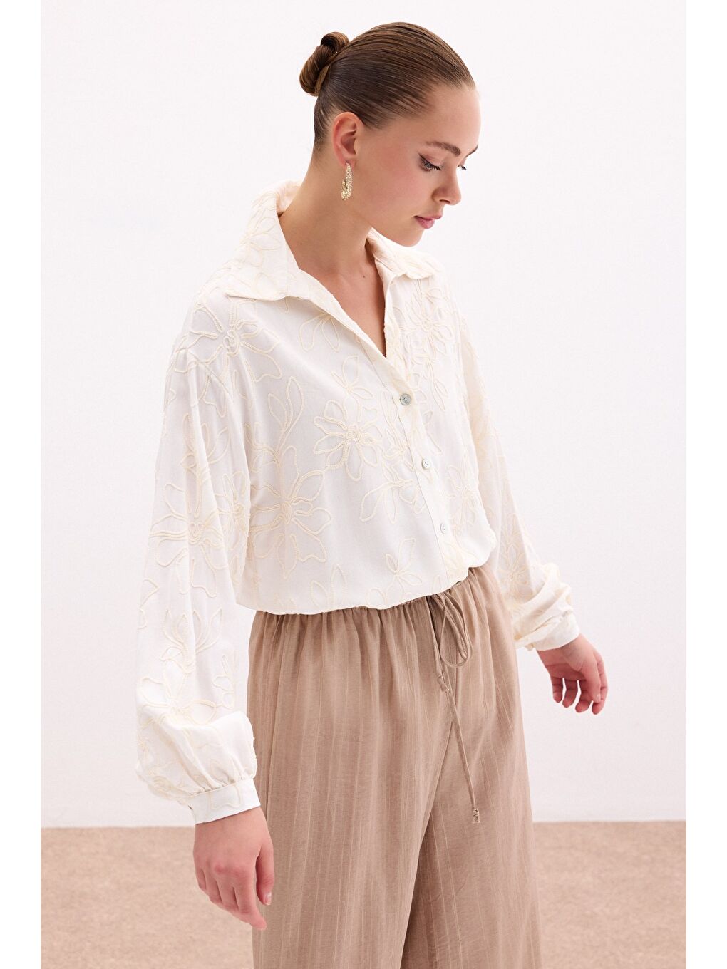Ekru Çiçek Nakışlı Viskon Gömlek - Krem-5