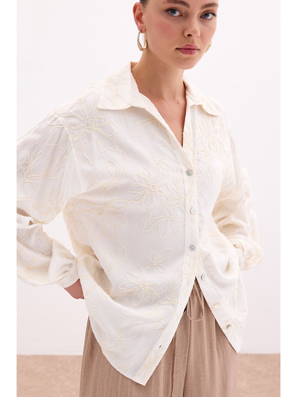 Ekru Çiçek Nakışlı Viskon Gömlek - Krem-6