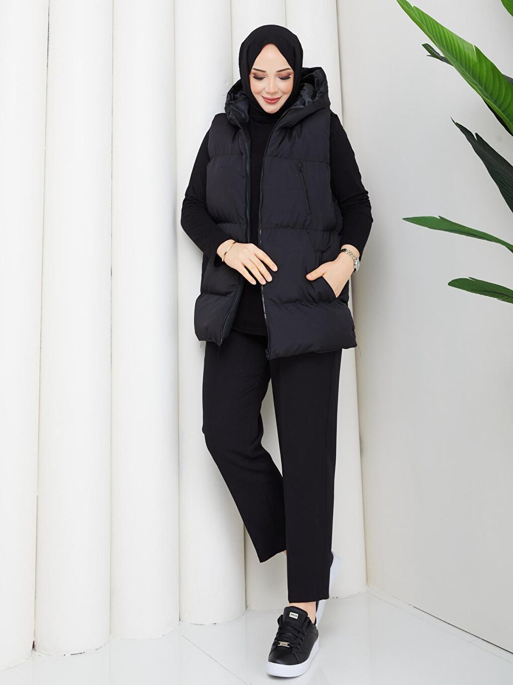 Kadın Fermuarlı Cepli Kapüşonlu Siyah Şişme Yelek-3