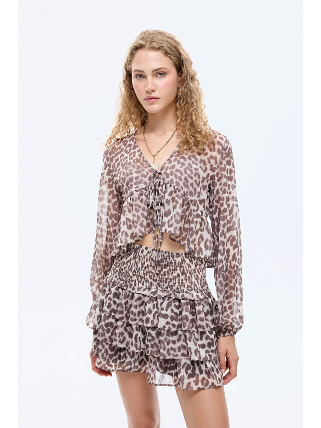 Leopar Desenli Bağcıklı Fırfırlı Tül Bluz Bej-2