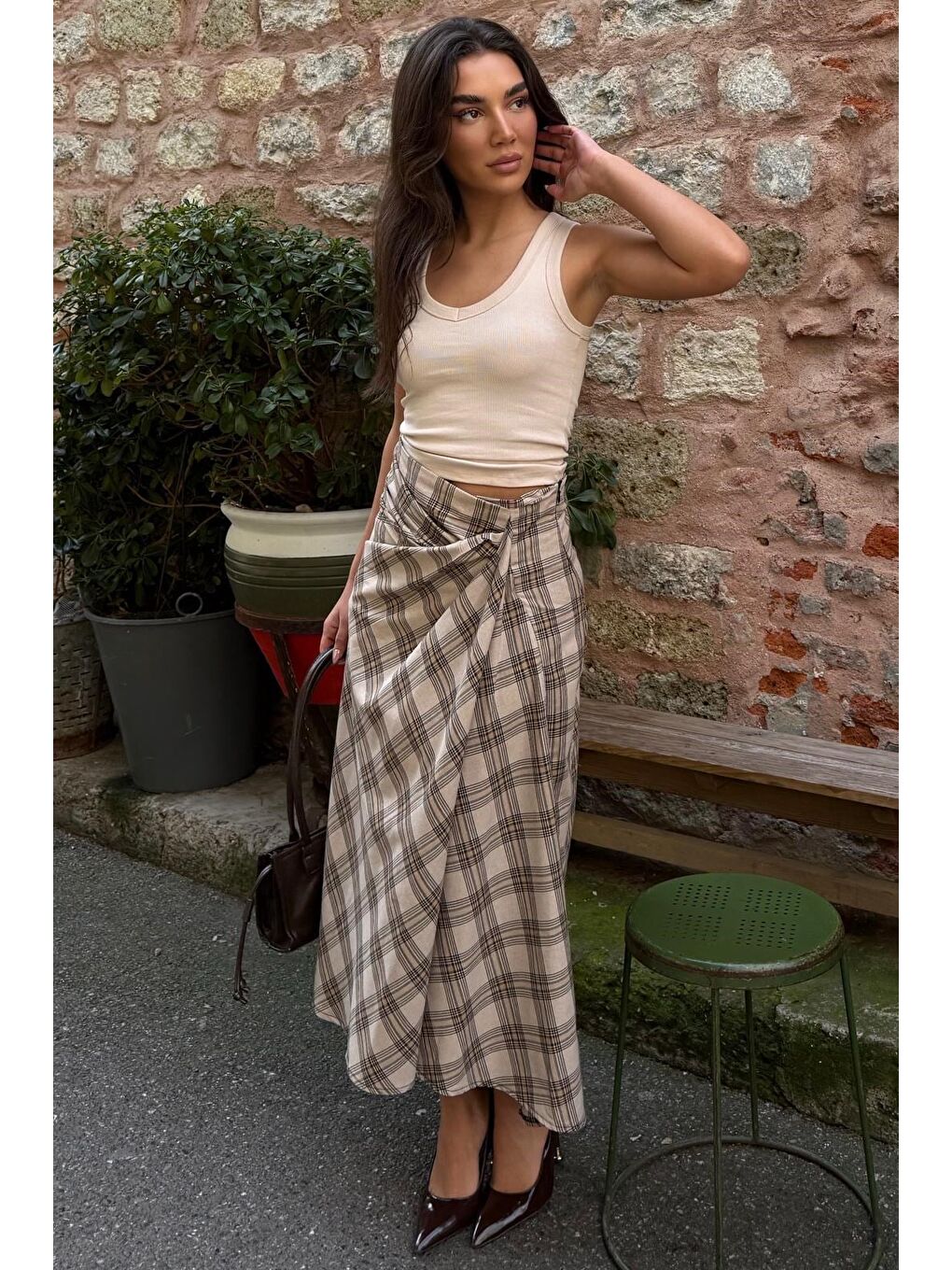 Bej Ekose Desenli Yırtmaç Detaylı Kruvaze Midi Kadın Etek Mg2690-7