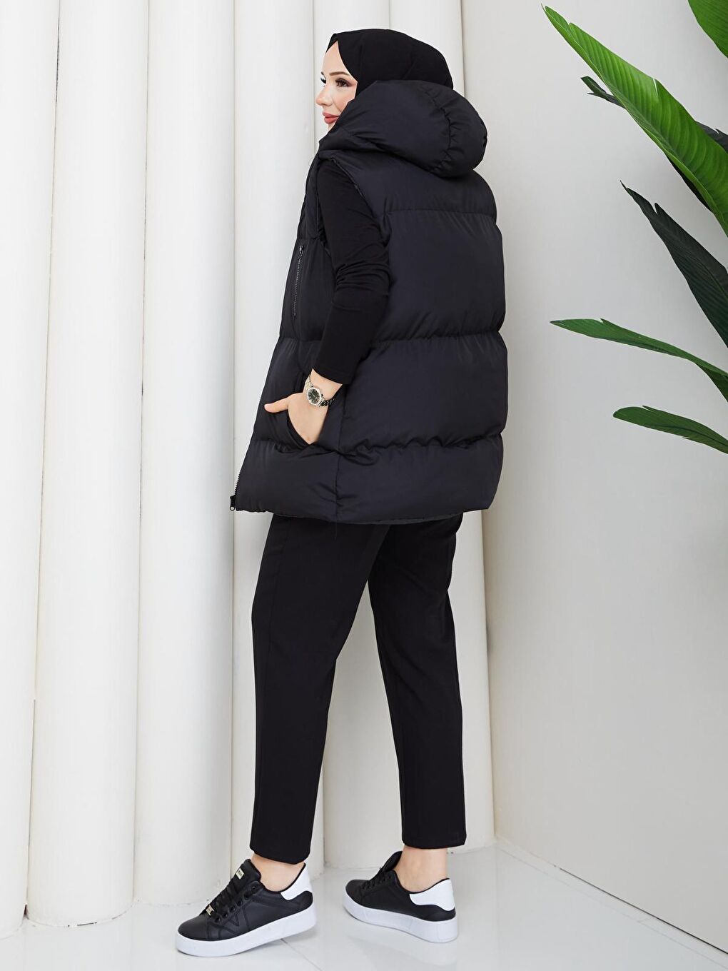 Kadın Fermuarlı Cepli Kapüşonlu Siyah Şişme Yelek-4