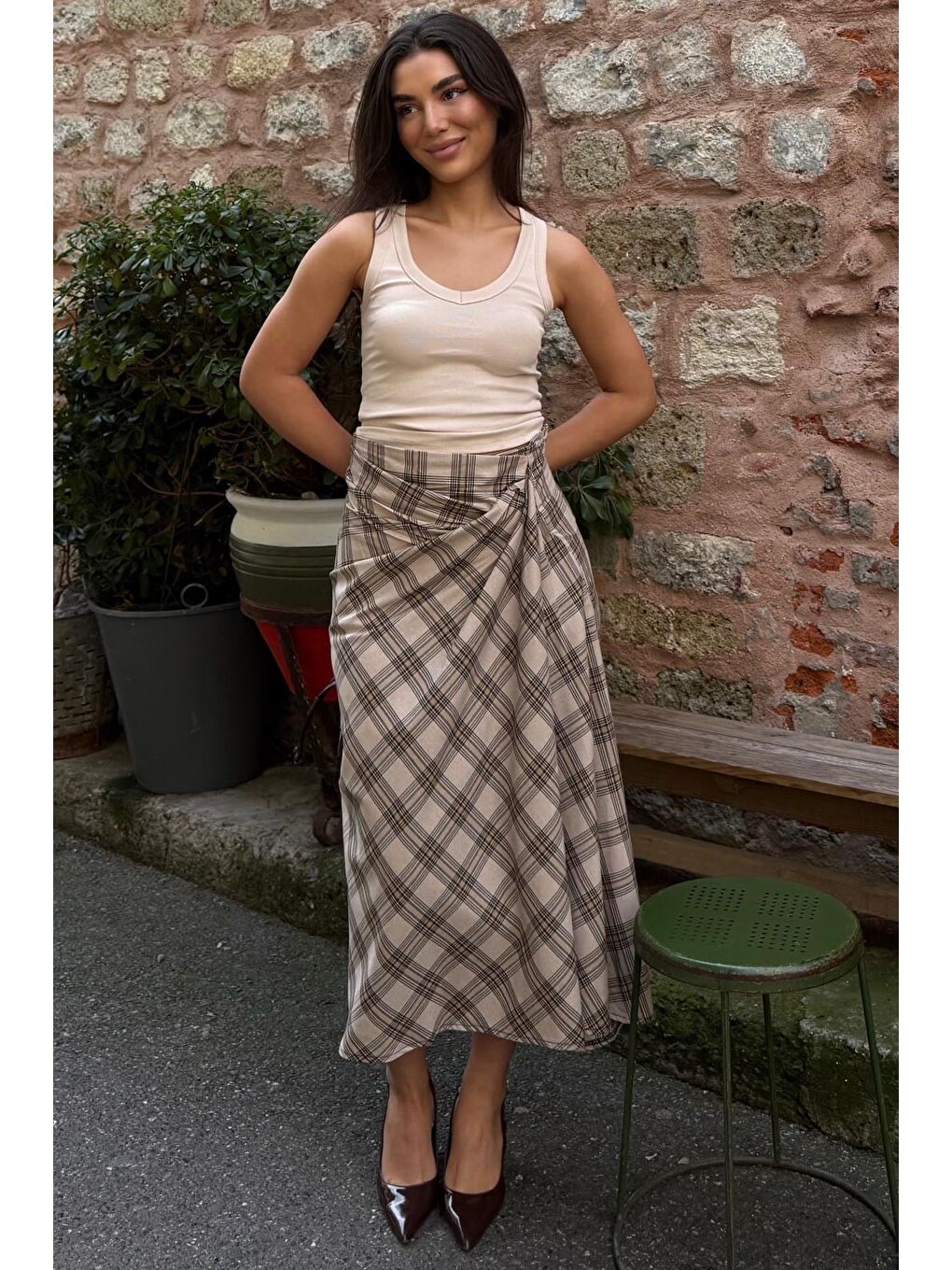 Bej Ekose Desenli Yırtmaç Detaylı Kruvaze Midi Kadın Etek Mg2690-8