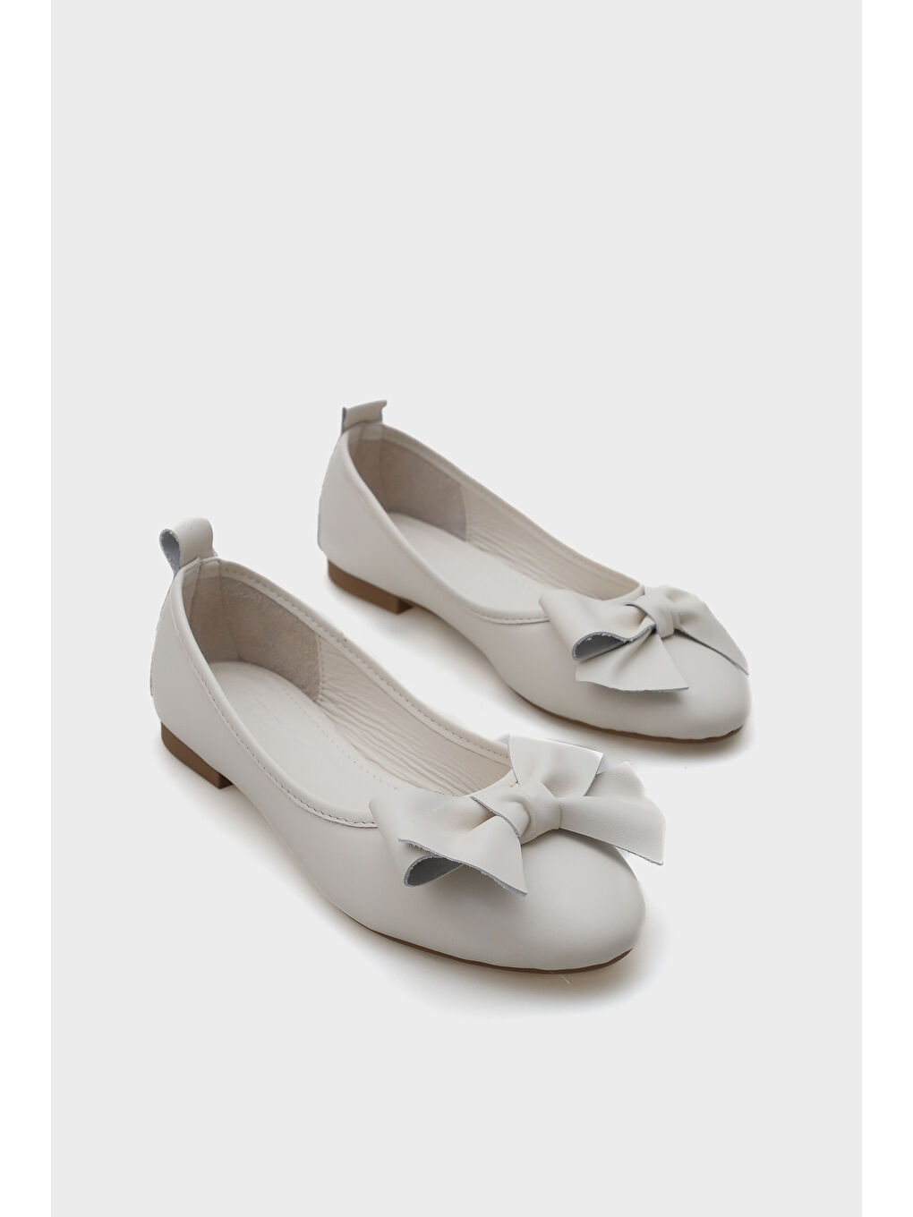 Beyaz Bliss Kadın Hakiki Deri Fiyonk Aksesuarlı Babet-1