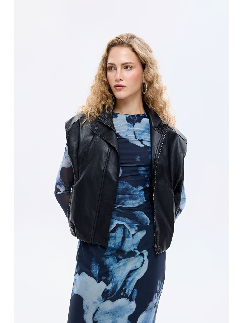 Büzgü Detaylı Dik Yaka Deri Yelek Siyah-2