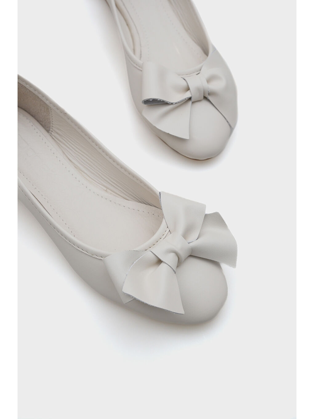 Beyaz Bliss Kadın Hakiki Deri Fiyonk Aksesuarlı Babet-3