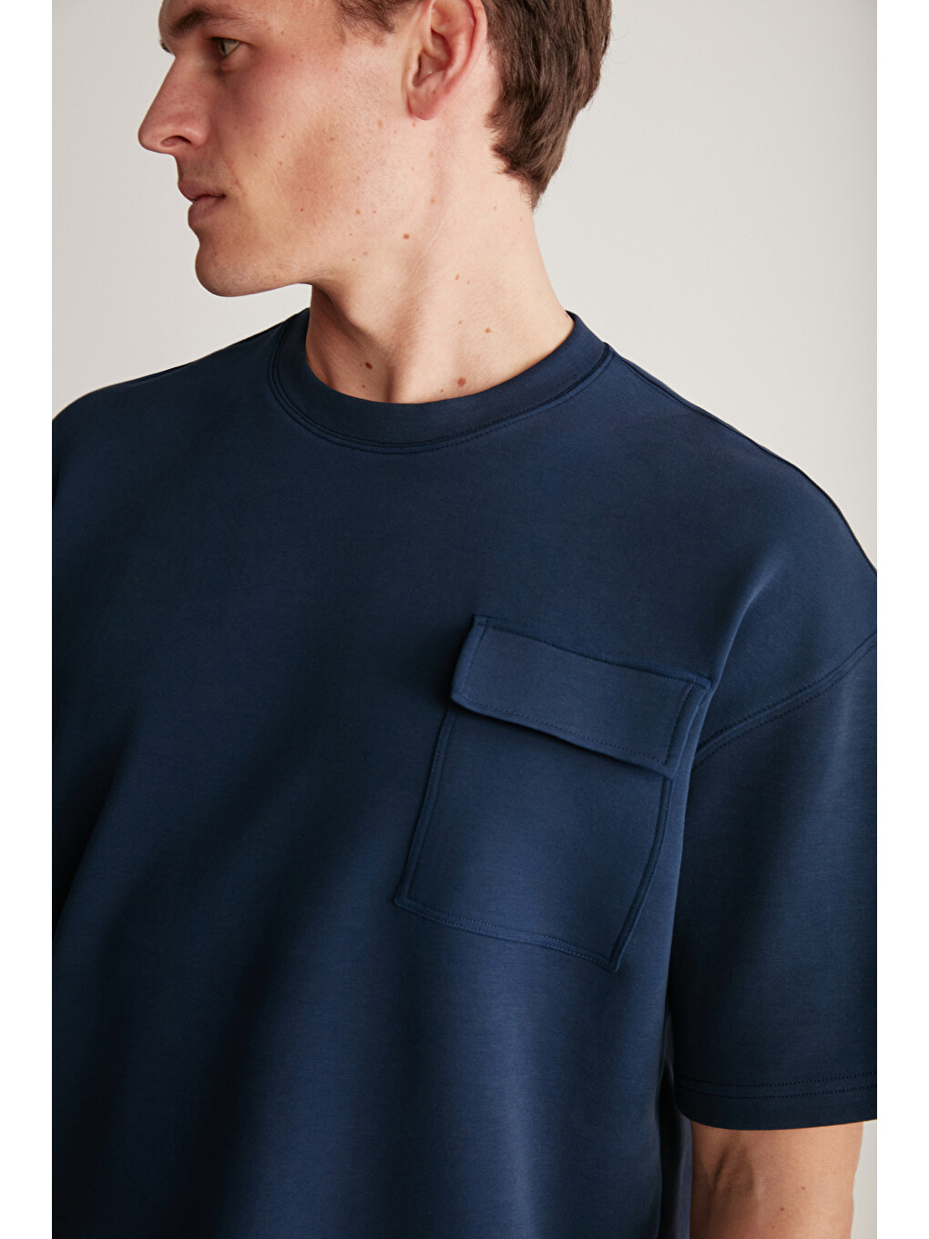 Erkek Yaka Cep Detaylı Kalın Dokulu Kumaş Oversize Fit Bol Kesim Kısa Kollu Lacivert Tişört-1