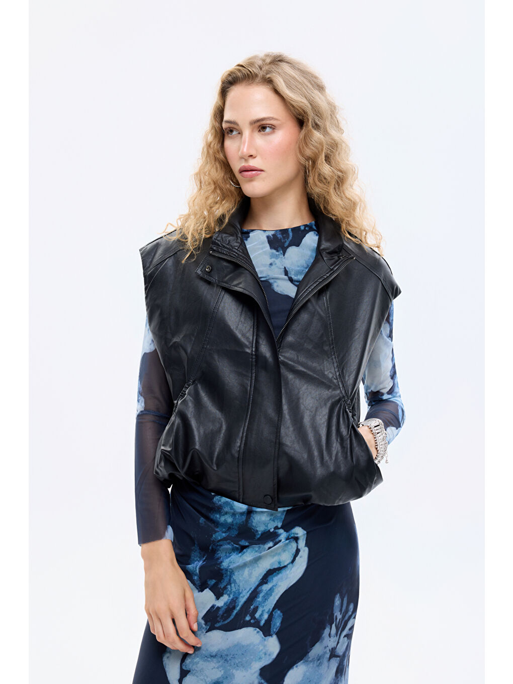 Büzgü Detaylı Dik Yaka Deri Yelek Siyah-3