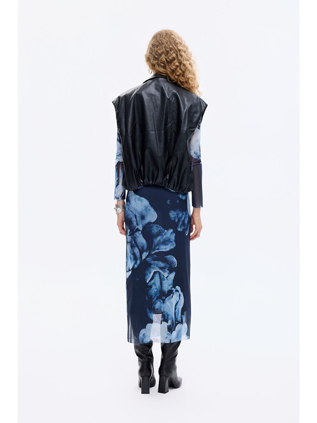 Büzgü Detaylı Dik Yaka Deri Yelek Siyah-4