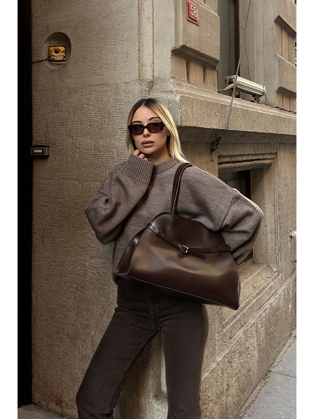 Monets Kemer Detaylı Omuz Çantası Kahverengi-3