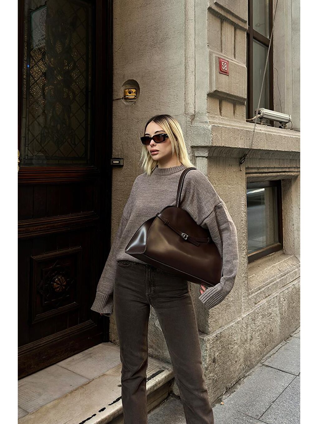 Monets Kemer Detaylı Omuz Çantası Kahverengi-8