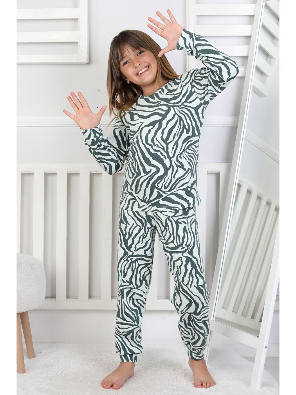 Yeşil Kaplan Desenli Kız Çocuk Pijama Takımı-1