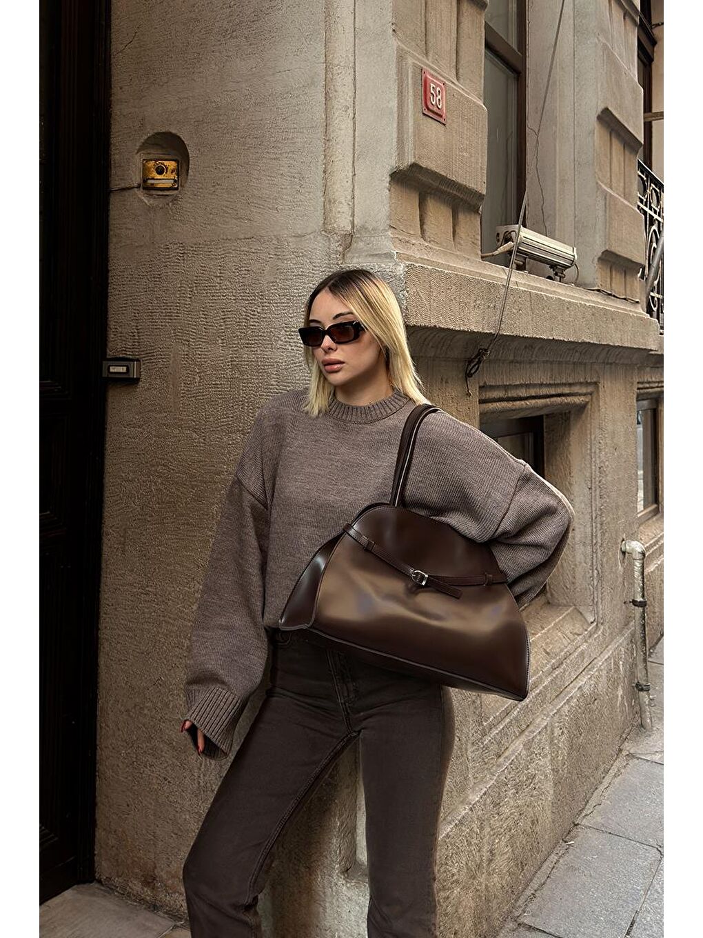 Monets Kemer Detaylı Omuz Çantası Kahverengi-9