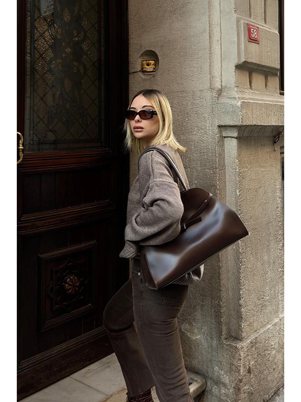 Monets Kemer Detaylı Omuz Çantası Kahverengi-10