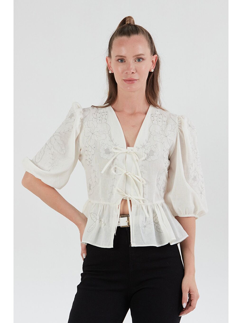 Ekru Çiçek Nakışlı Önü Bağlamalı Balon Kol Bluz
