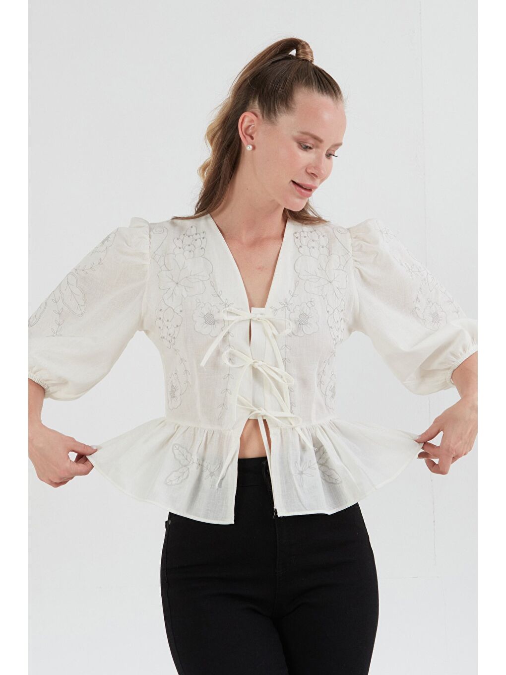 Ekru Çiçek Nakışlı Önü Bağlamalı Balon Kol Bluz-1