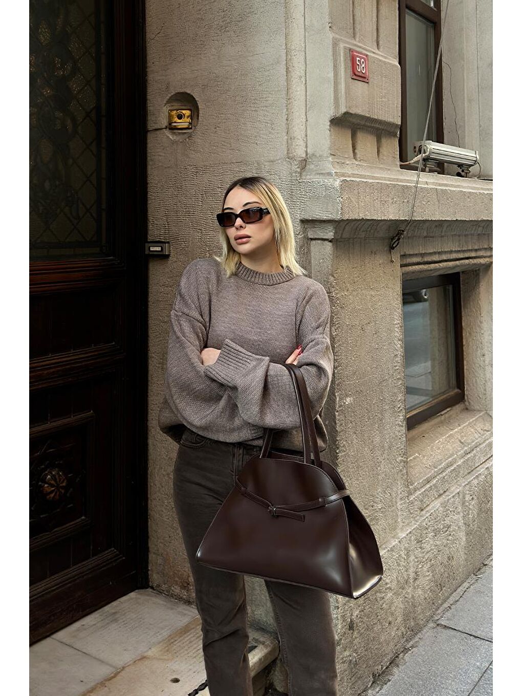 Monets Kemer Detaylı Omuz Çantası Kahverengi-11