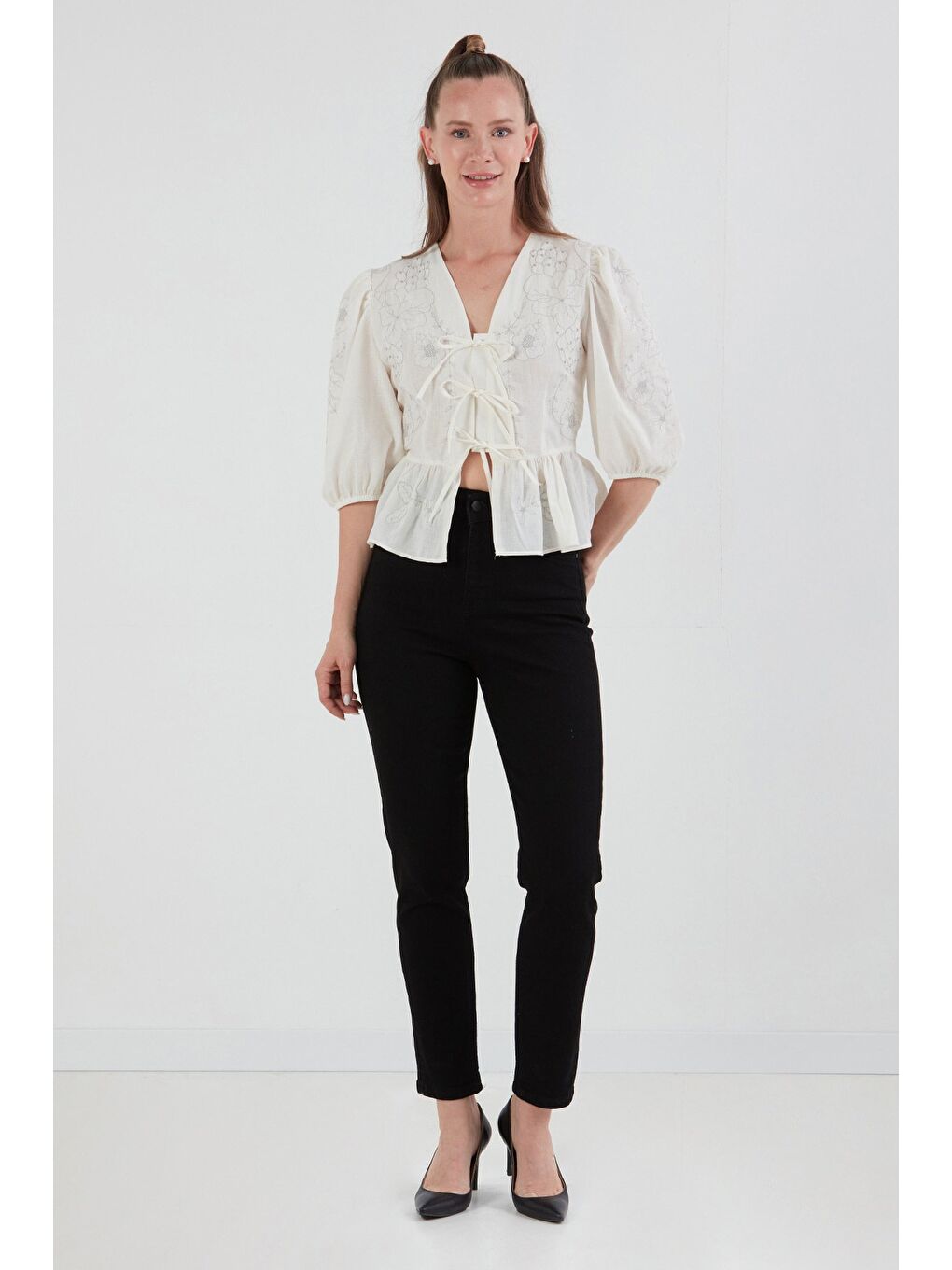 Ekru Çiçek Nakışlı Önü Bağlamalı Balon Kol Bluz-2