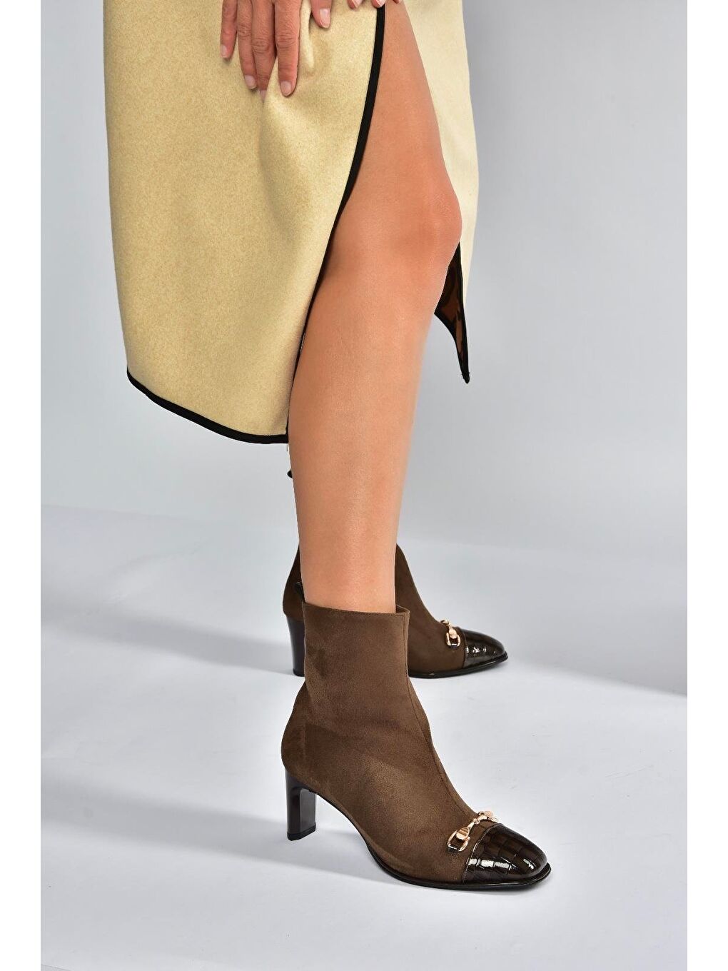 Kahverengi Kadın Bot V820284602-1