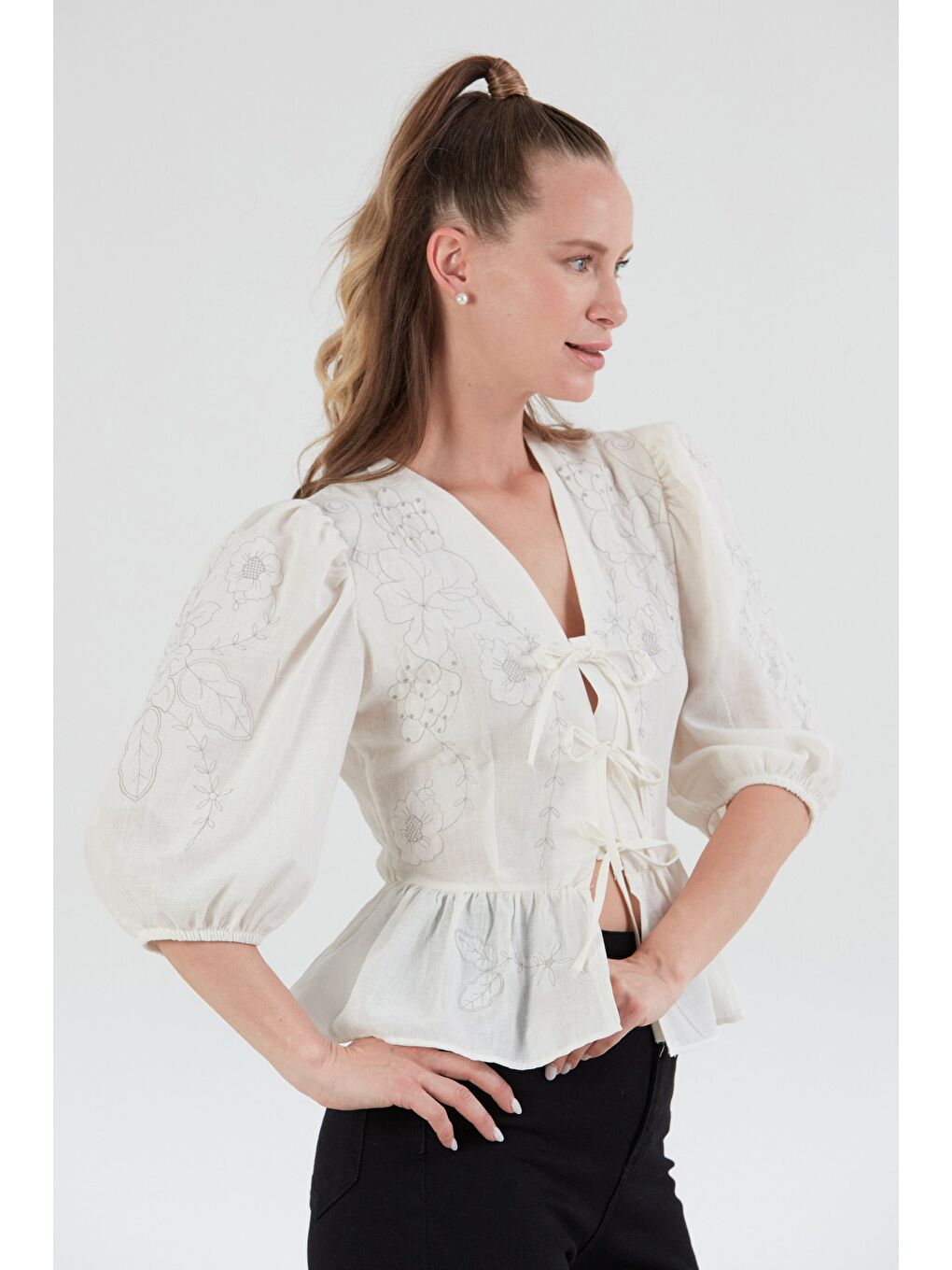Ekru Çiçek Nakışlı Önü Bağlamalı Balon Kol Bluz-3