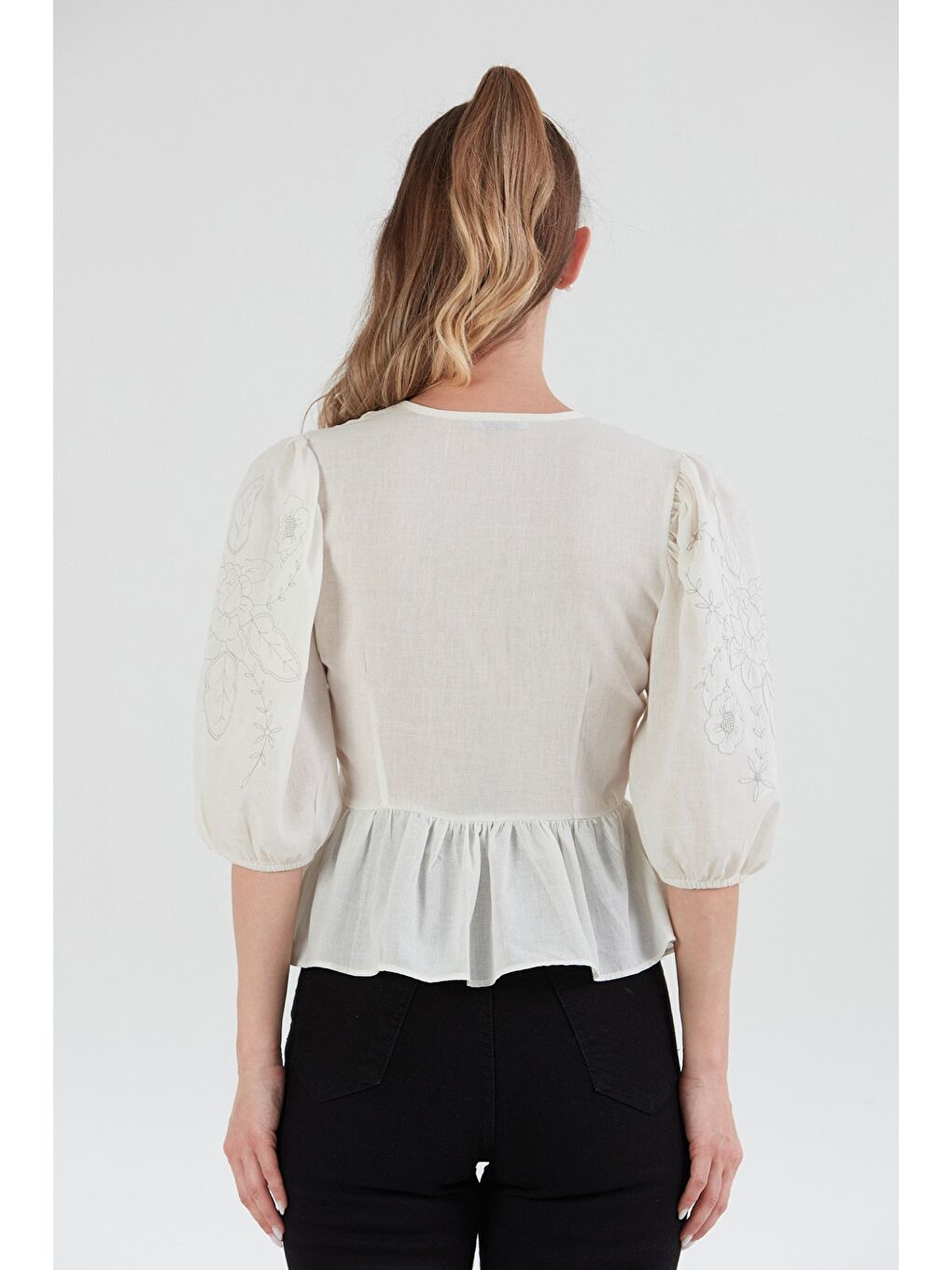 Ekru Çiçek Nakışlı Önü Bağlamalı Balon Kol Bluz-4