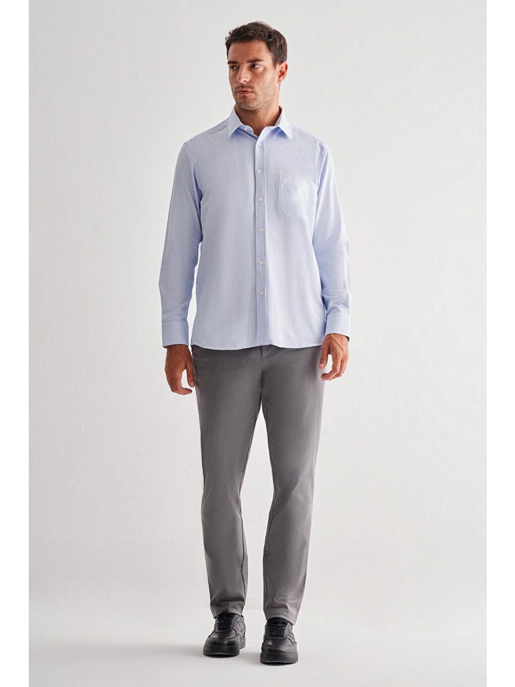 Koyu Mavi Sert Yaka Uzun Kol Cepli Comfort Fit Classic Gömlek 1004255163-1