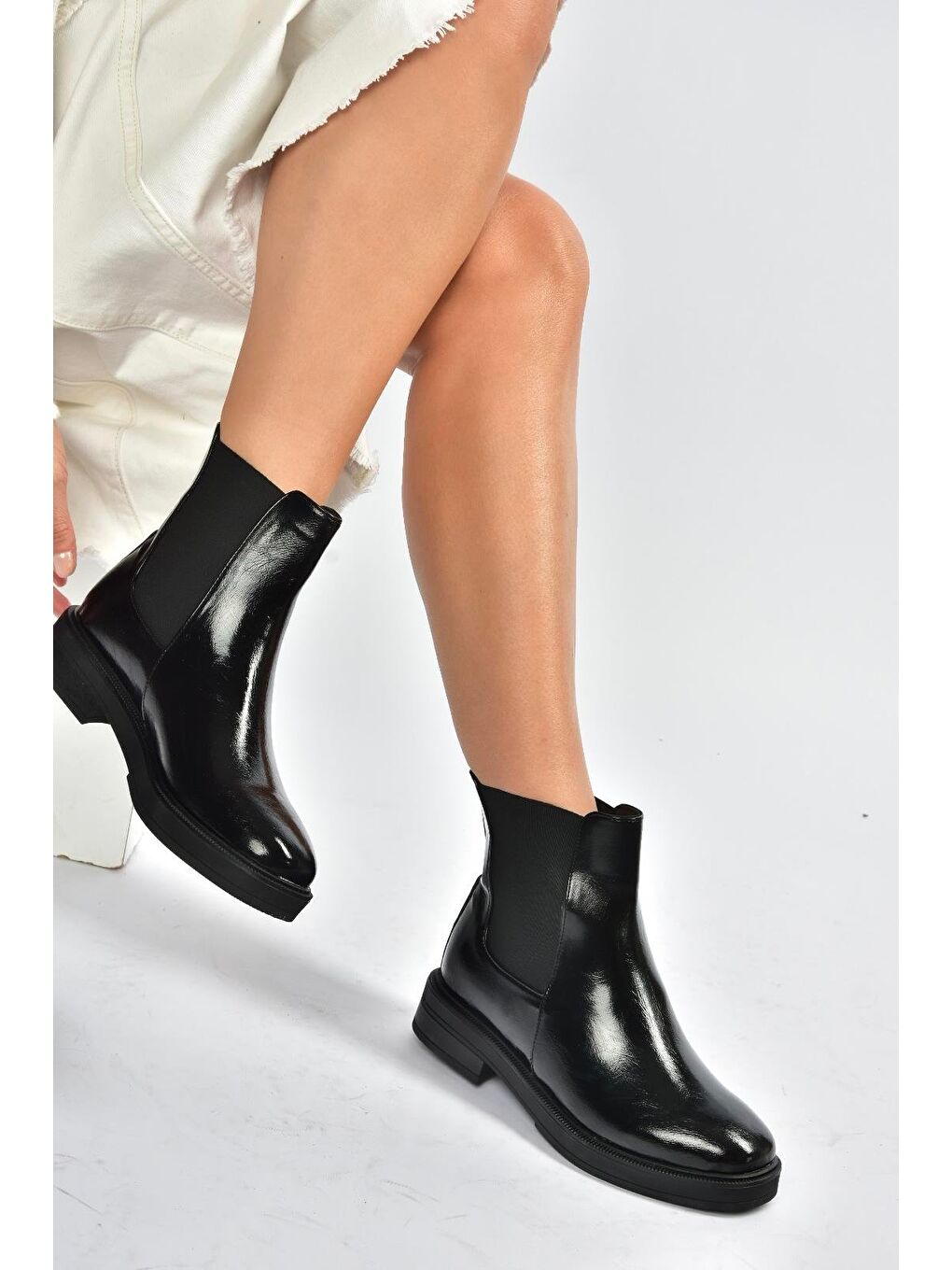 Siyah Kadın Bot V312217360