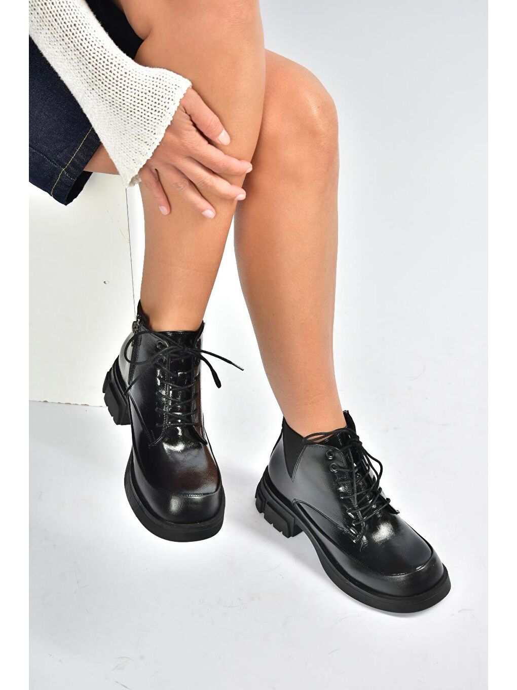 Siyah Kadın Bot V312400309-2