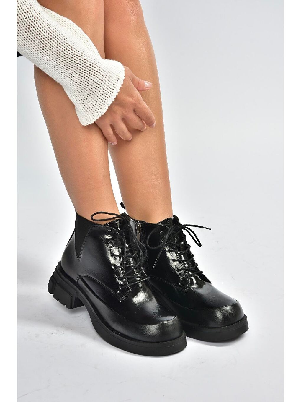 Siyah Kadın Bot V312400309-3