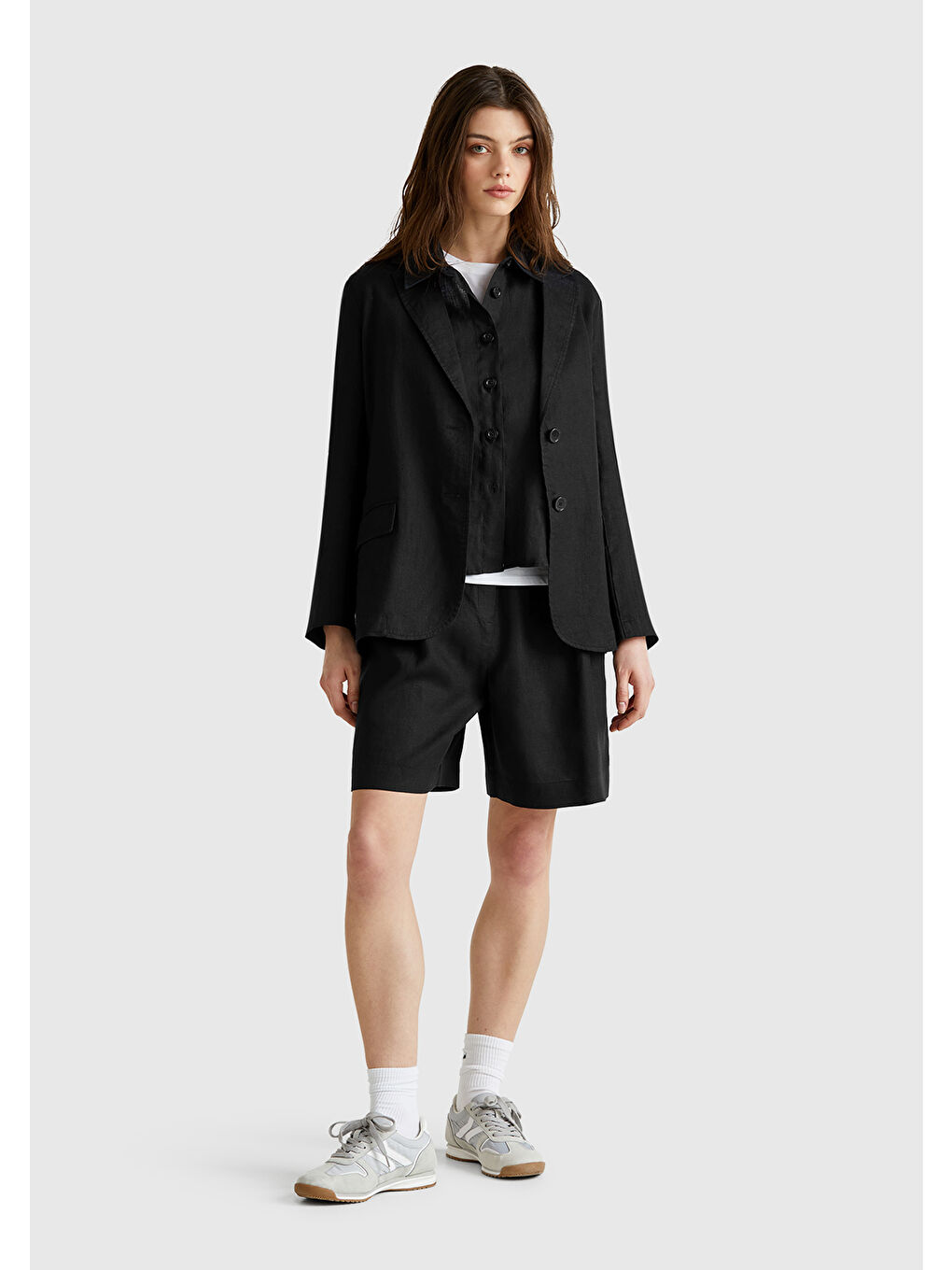 Kadın Siyah %100 Keten Arka Beli Lastikli Pileli Relax Fit Bermuda Şort-4