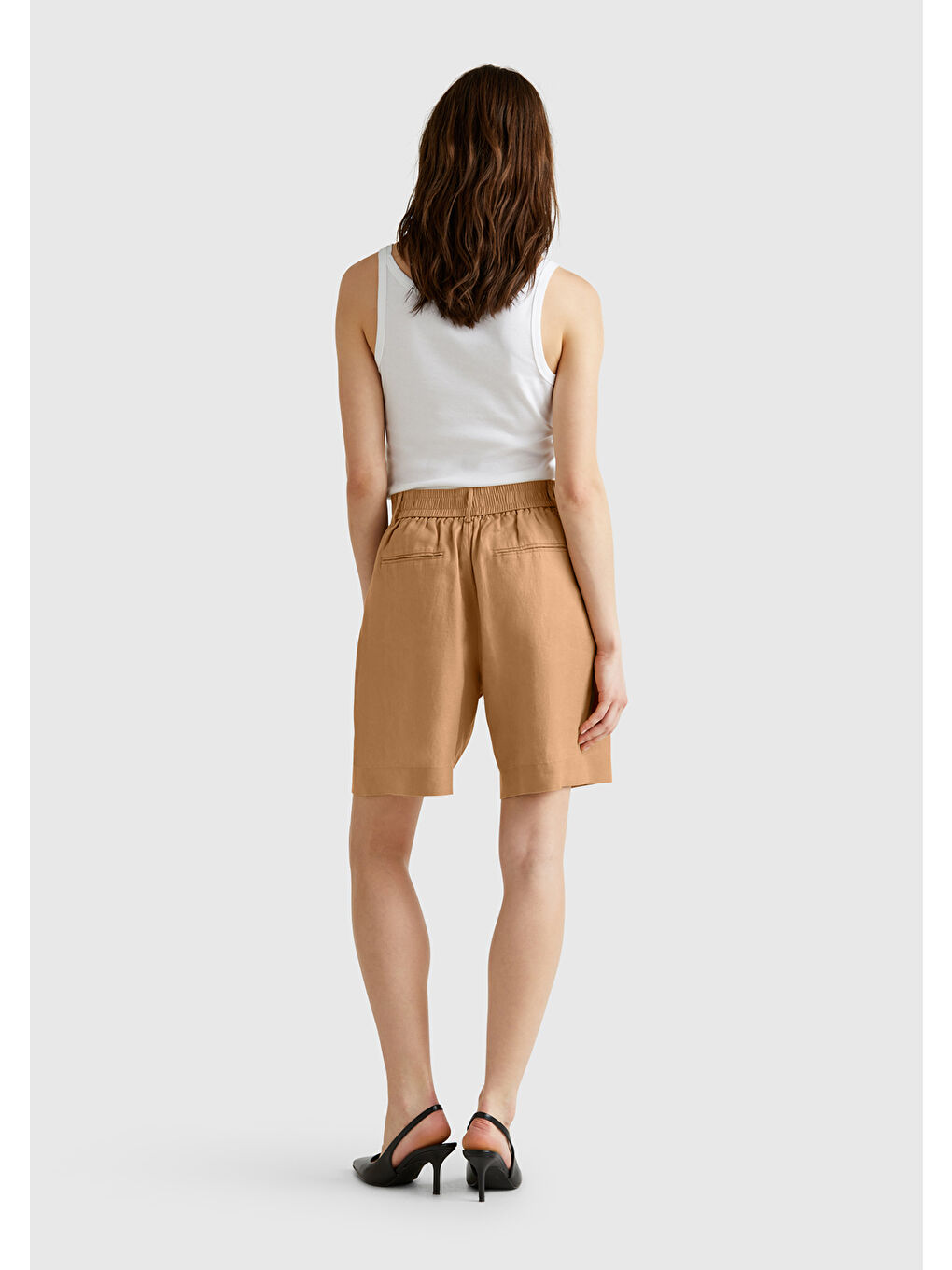 Kadın Bej %100 Keten Arka Beli Lastikli Pileli Relax Fit Bermuda Şort-2
