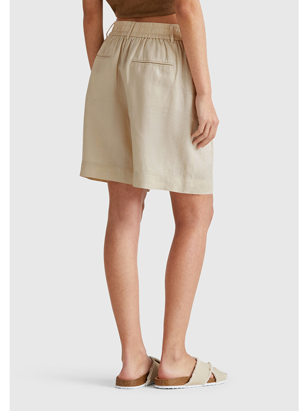 Bej Kadın Taş Rengi %100 Keten Arka Beli Lastikli Pileli Relax Fit Bermuda Şort-2