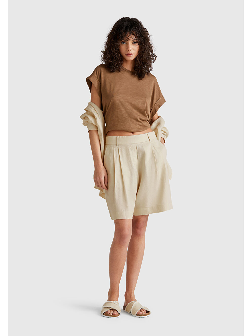 Bej Kadın Taş Rengi %100 Keten Arka Beli Lastikli Pileli Relax Fit Bermuda Şort-4