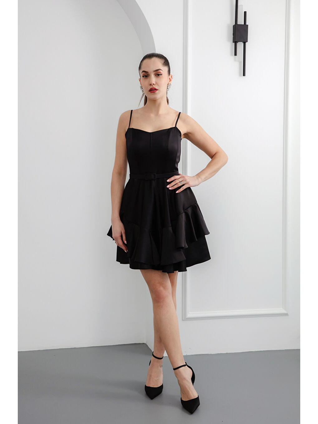 Kadın Siyah İnce Askılı Kemerli Kısa Saten Mezuniyet Abiye Elbise
