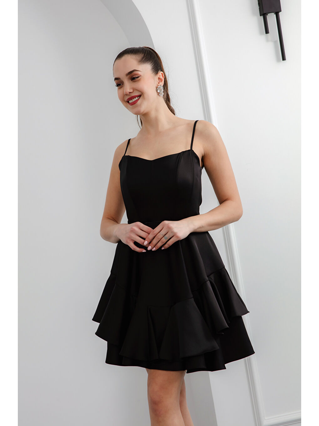 Kadın Siyah İnce Askılı Kemerli Kısa Saten Mezuniyet Abiye Elbise-1