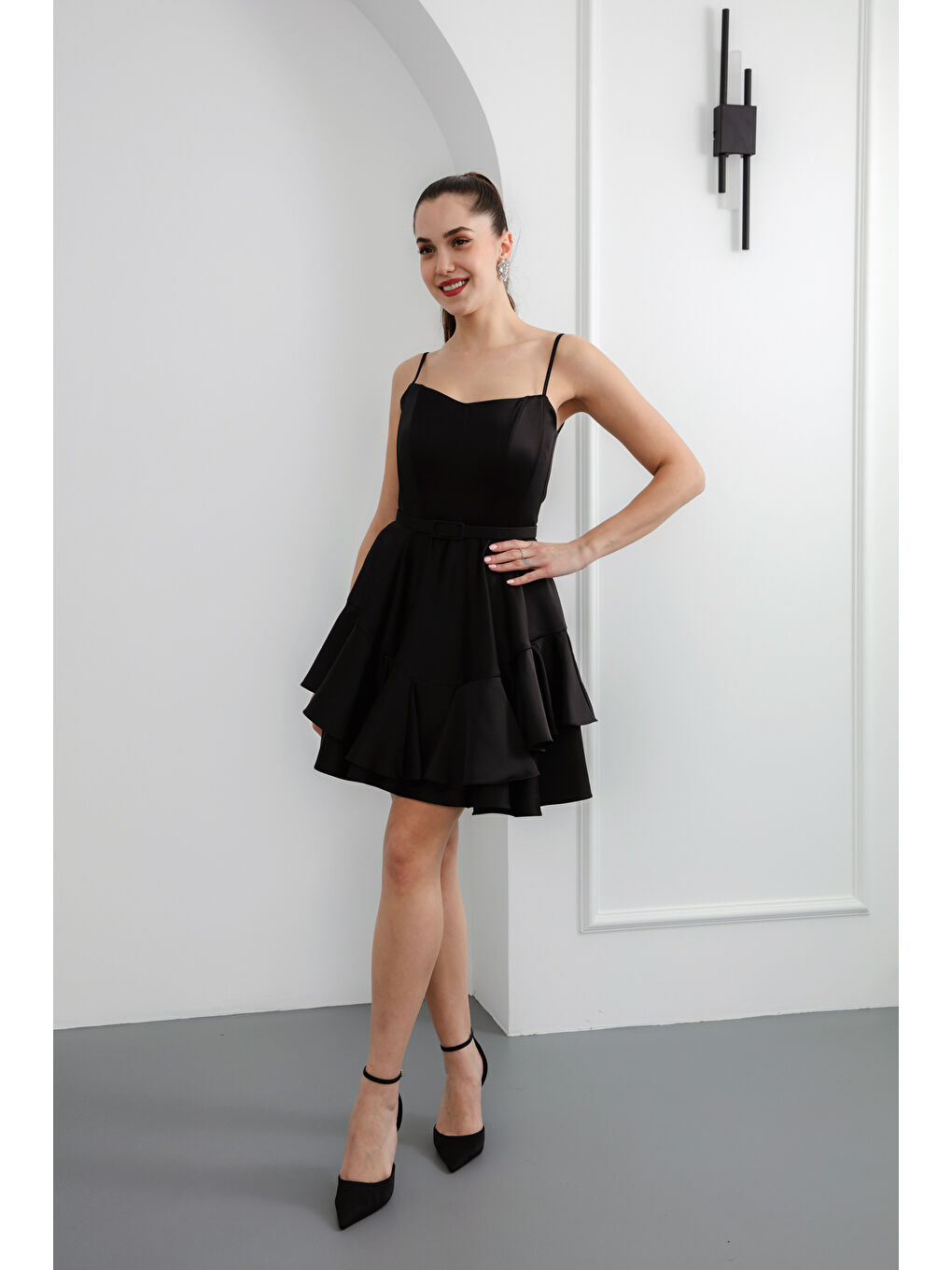 Kadın Siyah İnce Askılı Kemerli Kısa Saten Mezuniyet Abiye Elbise-2