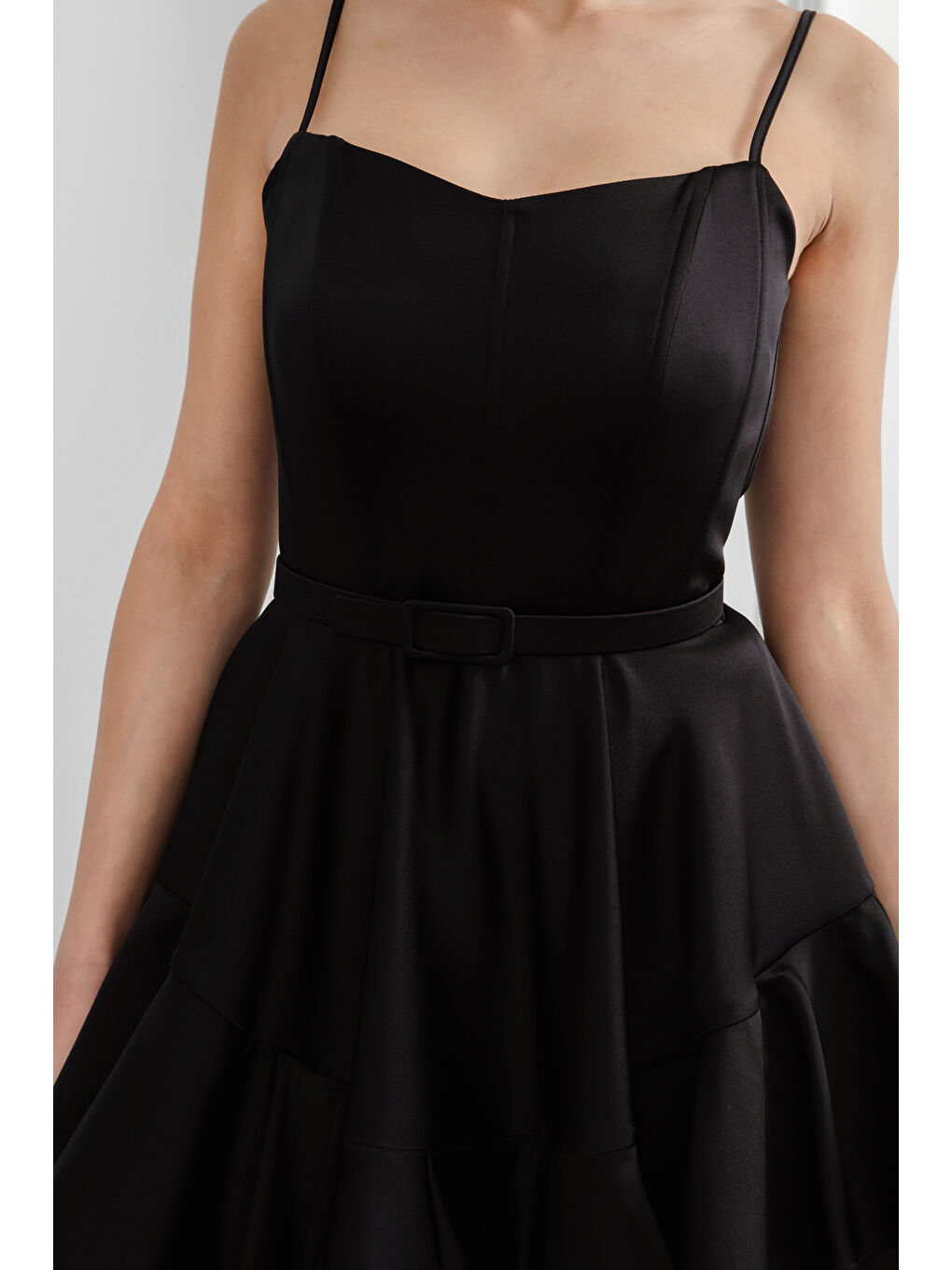 Kadın Siyah İnce Askılı Kemerli Kısa Saten Mezuniyet Abiye Elbise-3