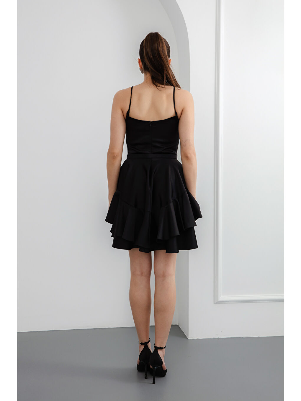 Kadın Siyah İnce Askılı Kemerli Kısa Saten Mezuniyet Abiye Elbise-4